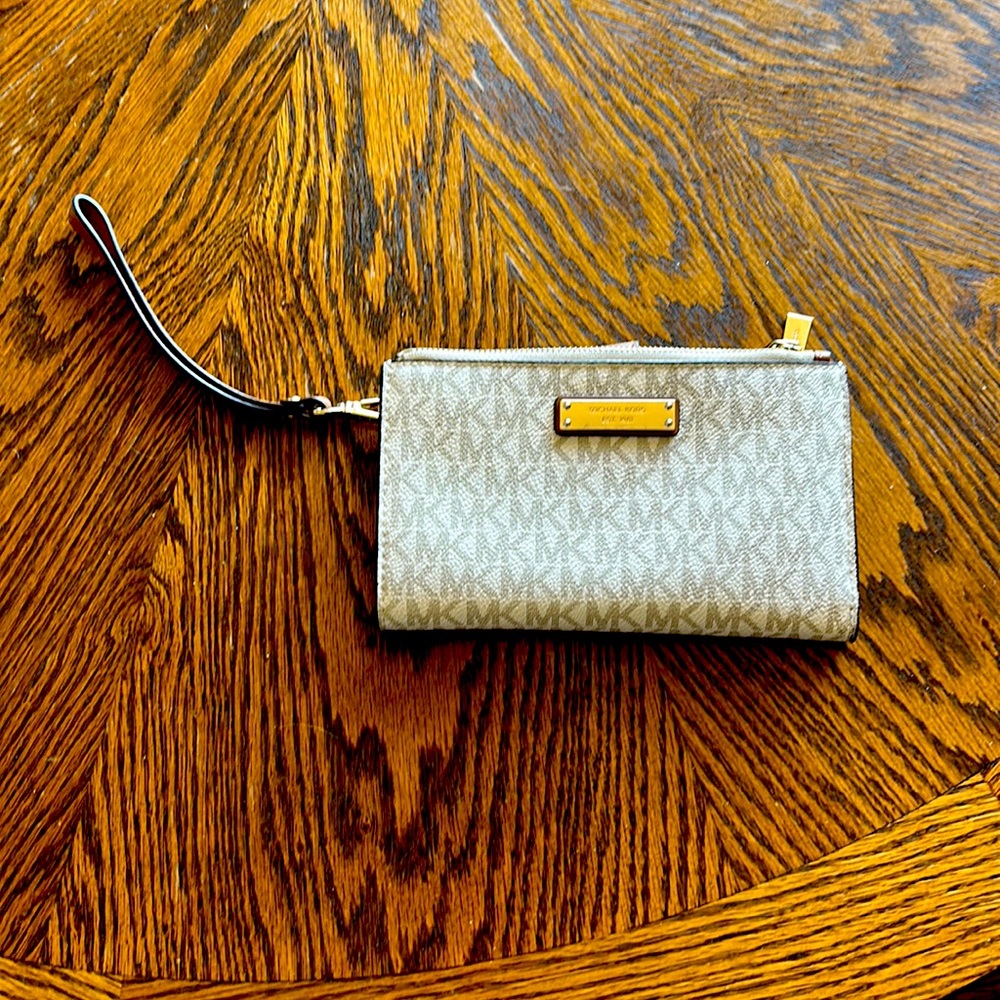 MICHAEL MICHAEL KORS
Large Logo Wristlet - excellent condition 
Style#32S2GT9W3B